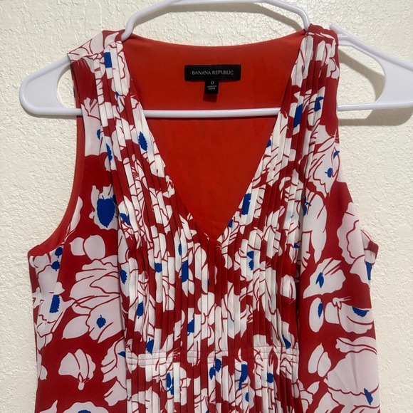 Banana Republic Dresses & Skirts - Banana Republic Red Floral Pleated V-Neck Sleeveless Dress Size 0 Mini Lined